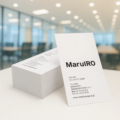 名刺がオフィスのデスクの上に置かれている